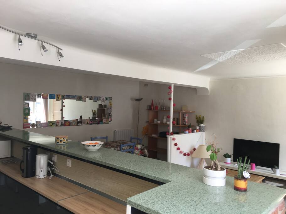 Le salon vu de la cuisine