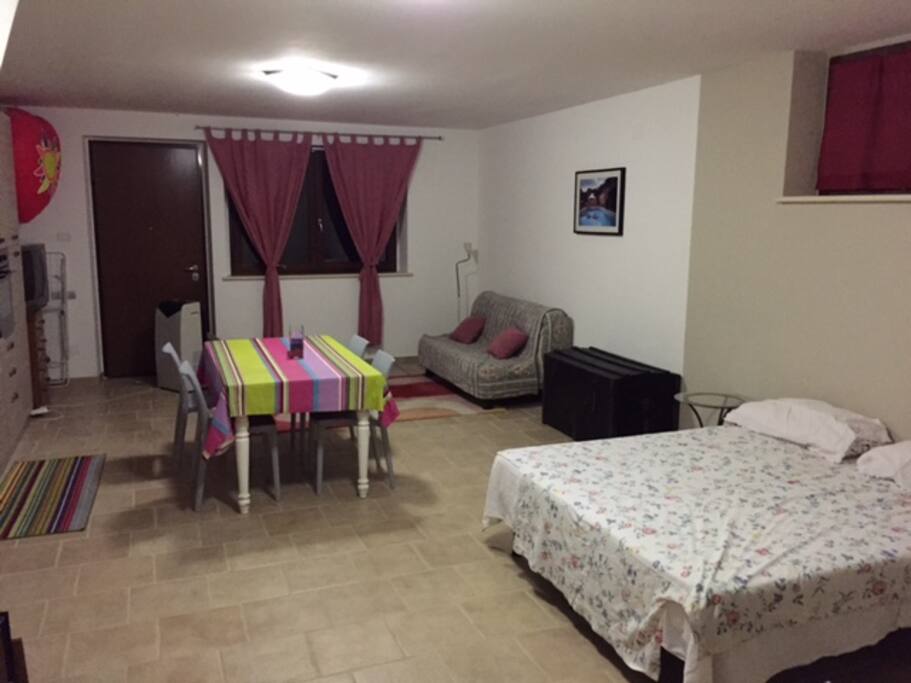 Monolocale di 40 mq, con divano letto 2 posti e letto matrimoniale. Cucina, Bagno, terrazzo con vista orientato a sud