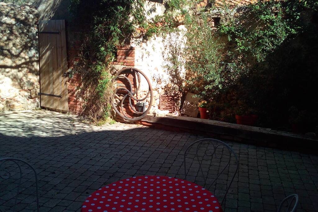 PATIO ombragé par un bel amandier