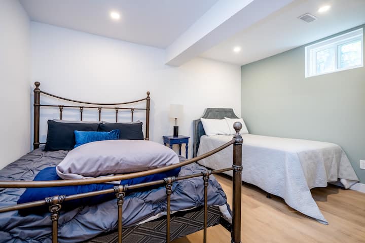 Dhoma e gjumit #4 (bodrum) - 1 krevat dopio "Queen" dhe 1 krevat dopio