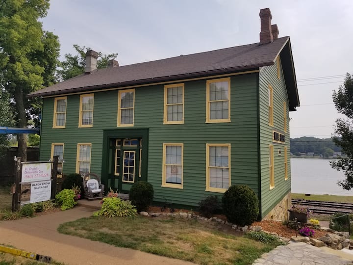 Historic Riverboat Captain's house (two bedroom) Guest suites for