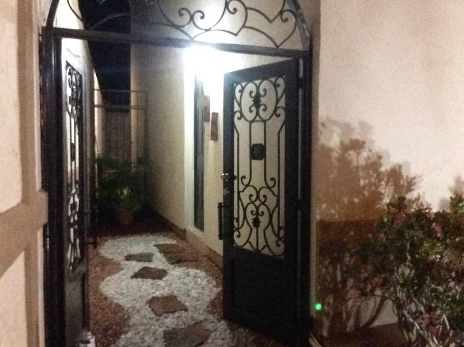 Acceso al departamento por pasillo lateral de la casa, totalmente independiente y seguro.