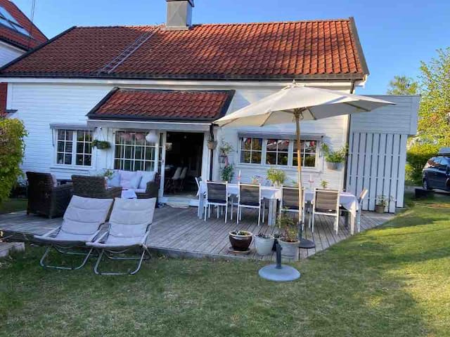 Koselig hus i Oslo med hage og pergola