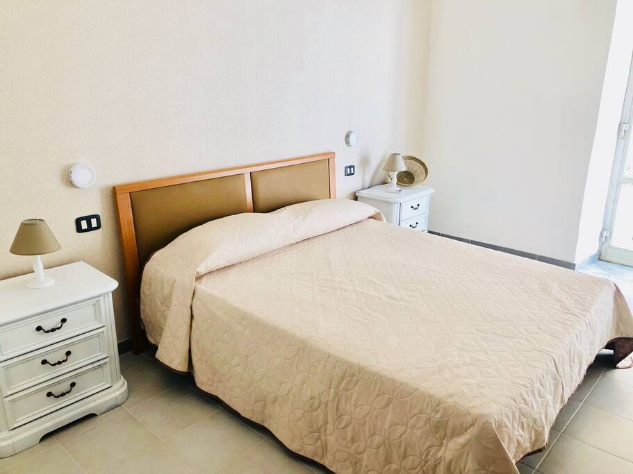 Camera matrimoniale con balcone, tv schermo piatto, aria condizionata, possibilità di aggiungere una culla o letto singolo, bagno in camera, asciugacapelli, set biancheria e kit cortesia