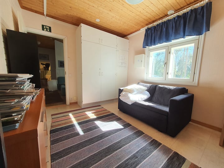 Een slaapbank in een gang. 