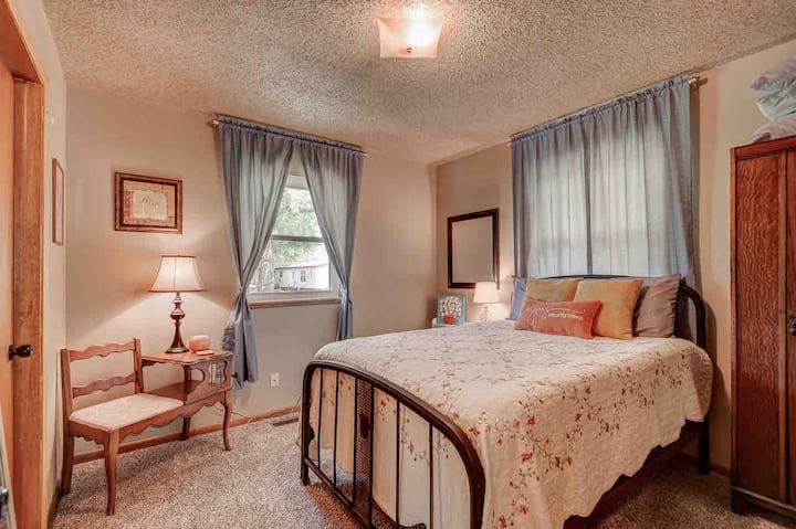 Pogled na prostoriju s ulaza u hodnik. Telefonski stol za odmor ili odlaganje osobnih stvari.