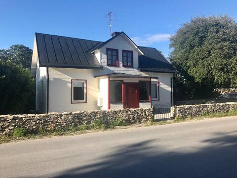 House with 9 beds in the middle of Burgsvik on southern Gotland