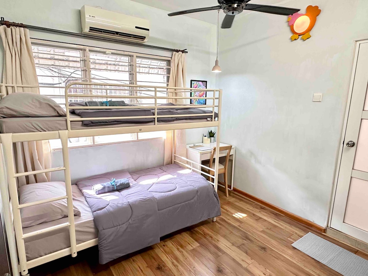 Cama de búnker en el dormitorio 2, permite más espacio para jugar.