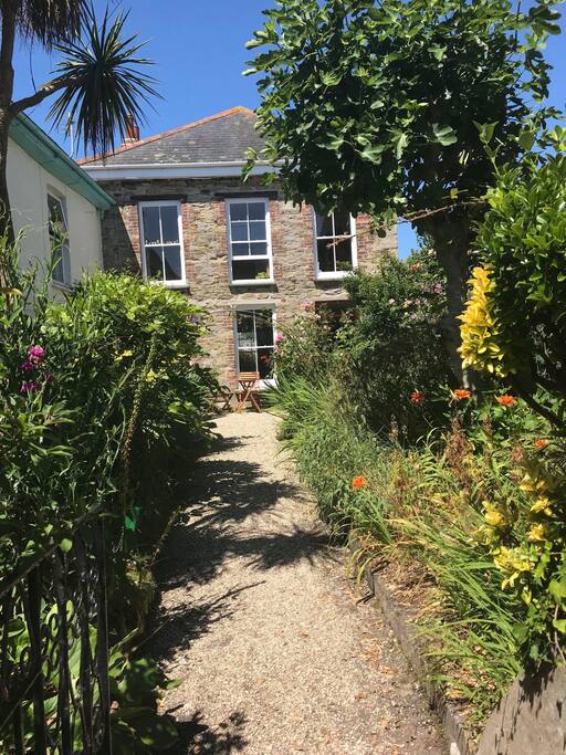 Bright Garden Apartment in Falmouth Town Flats for Rent in Falmouth