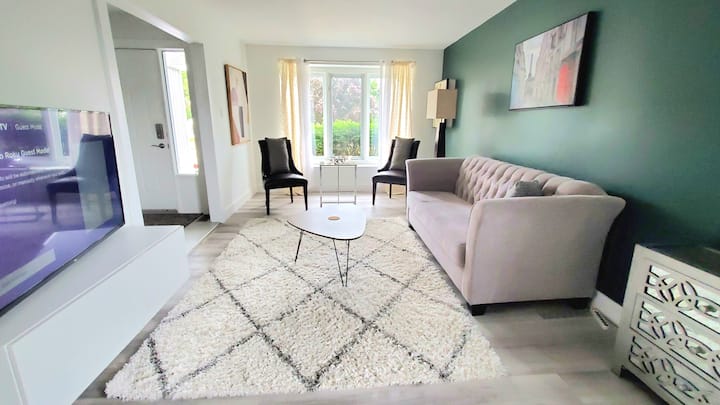 Luxe Home: Gorgeous Street, Office/3rd Bedroom - Kitchener