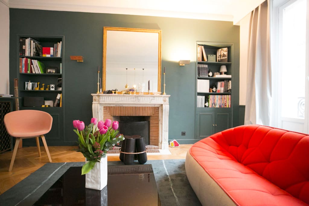 Salon avec 2 canapés et une cheminée