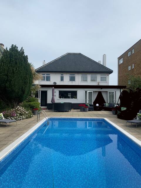 5 Double Bedrooms, Art Deco Villa with sea views