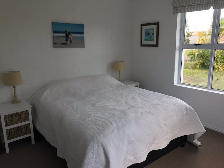 سرير بمقاس كبير في الطابق السفلي