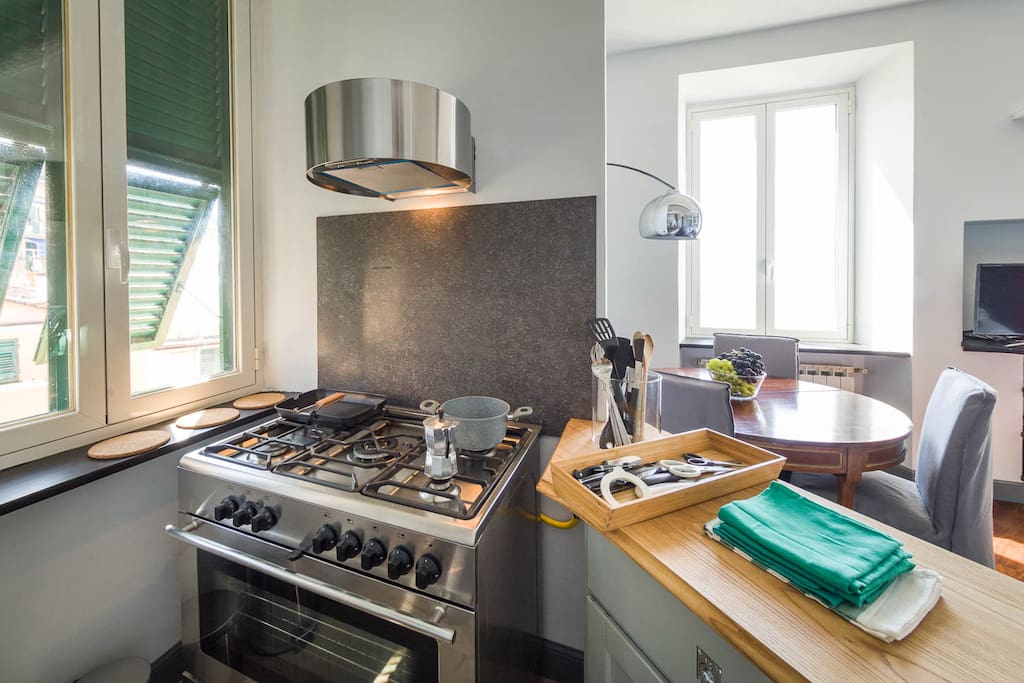 Cucina attrezzata con lavatrice, lavastovigle, frigo e forno elettrico