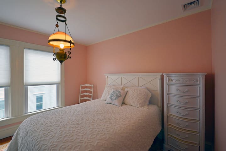DUKE
Second Floor Bedroom  
Full Size Bed