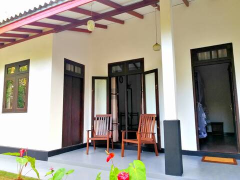Hiriketiya Studio 1~Pool~Kitchen~AC~Wi-Fi~Garden