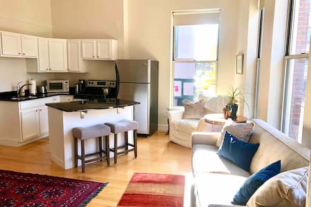 Bright 1 bdrm in the Arts District w/free parking