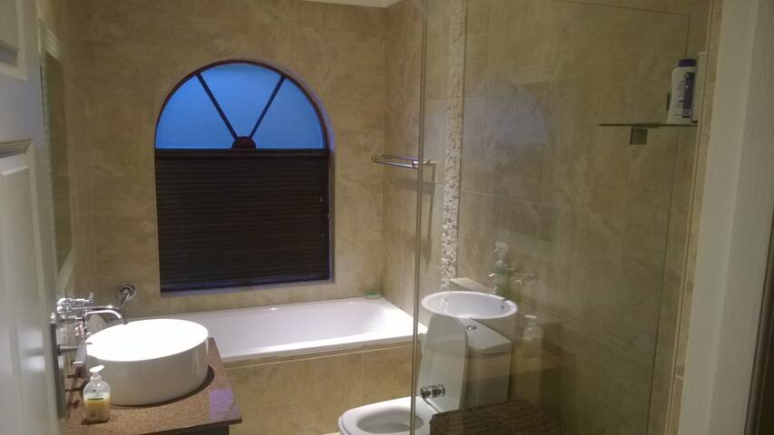 Modern 3 bedroomed family home gallery image 4