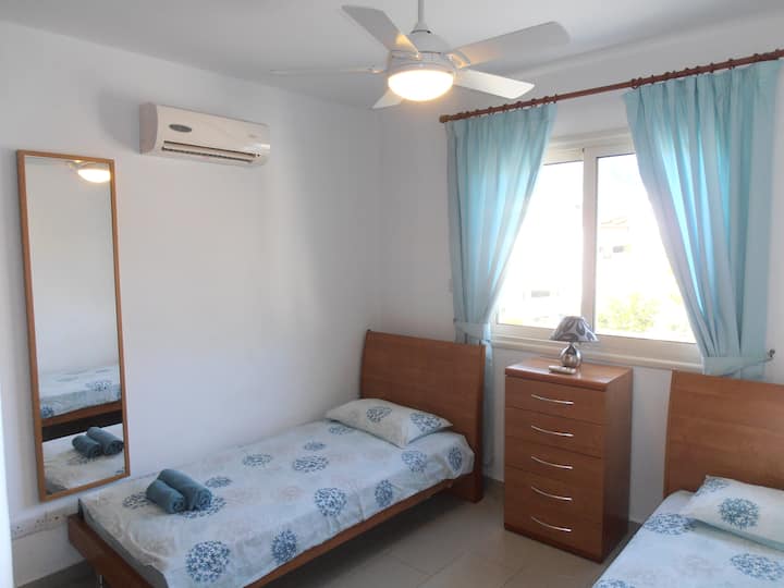 Dvojlôžková spálňa s vlastnou klimatizáciou a stropným ventilátorom.