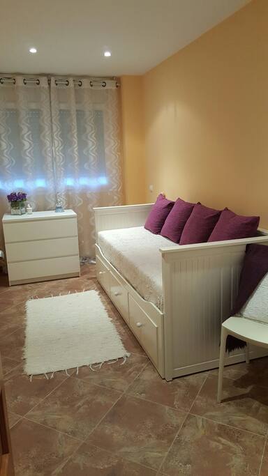 Cama con cama supletoria debajo