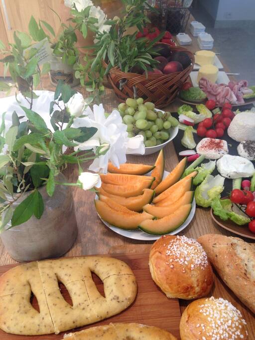 Petits déjeuner buffet Bio et produits locaux. Oeufs de nos poules. légumes de notre potager.