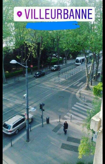 View depuis la fenêtre. L'appartement à côté de tramway T1, T4. Proche à la Doua, INSA, Univ. Lyon 1