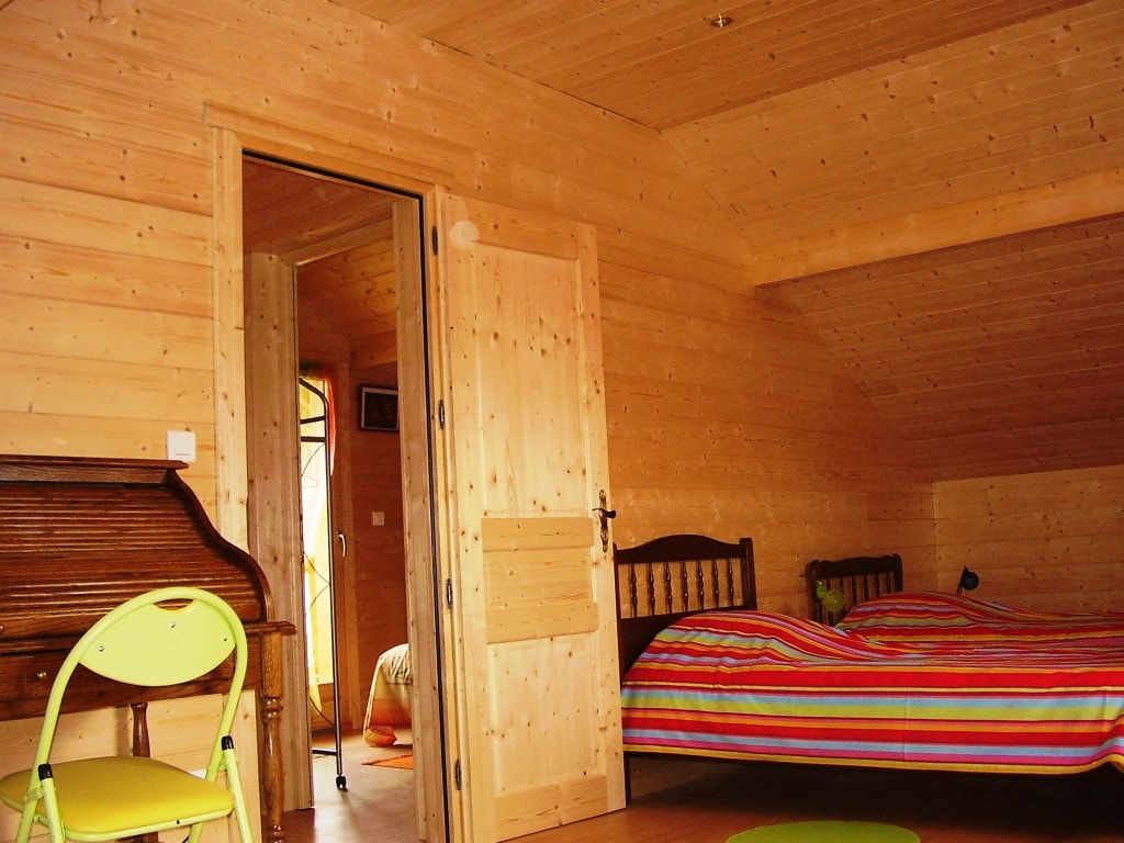 3号卧室名为「儿童房」，带书桌。 可以添加婴儿床或幼儿