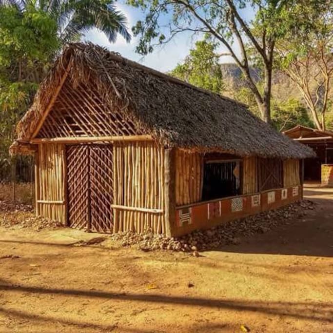 Espaço (ao lado da casa) que pode ser utilizado pelo visitante