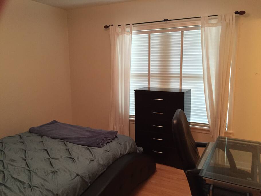 Queen bed with private bathroom (full)