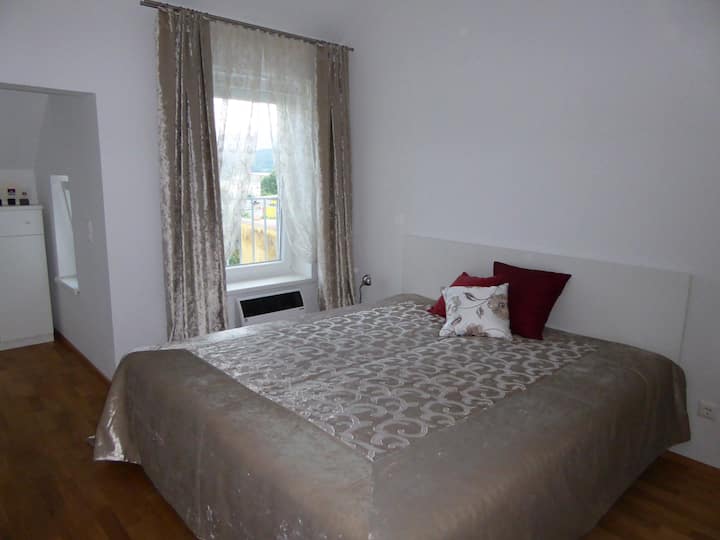 Schlafzimmer 1 / Bedroom 1