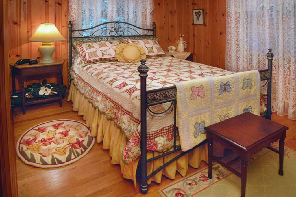 Bedroom queen bed-fresh clean linens