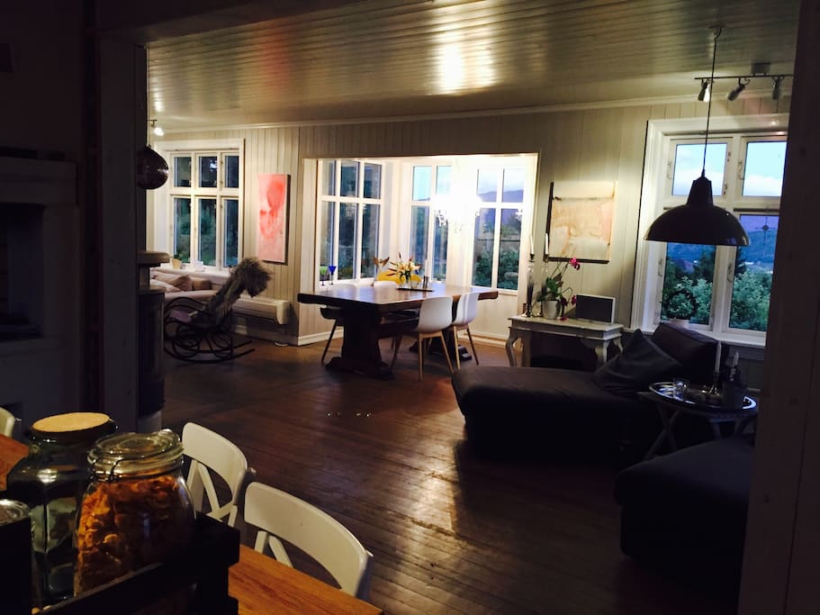 The kitchen and living room area is the heart of the house. Lots of Windows bring light and let's enjoy the view.