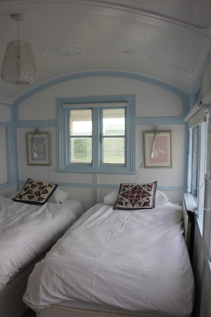 Двокреветна соба со воз