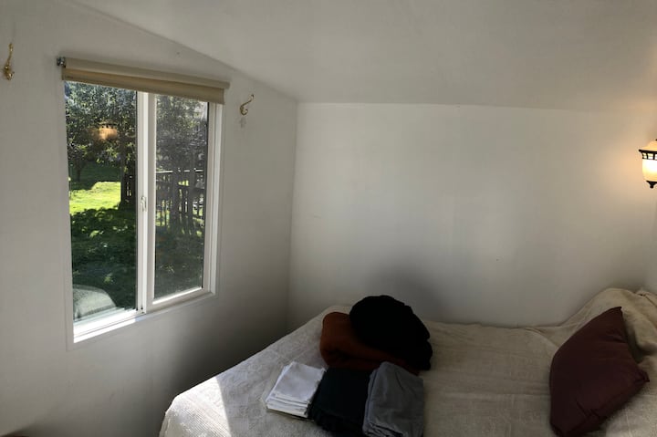 Ცალკე საძინებელი ორადგილიანი საწოლით