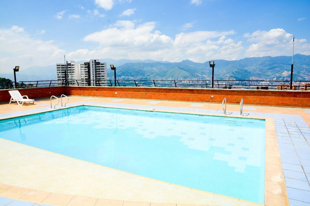Piscina con vista a la ciudad
