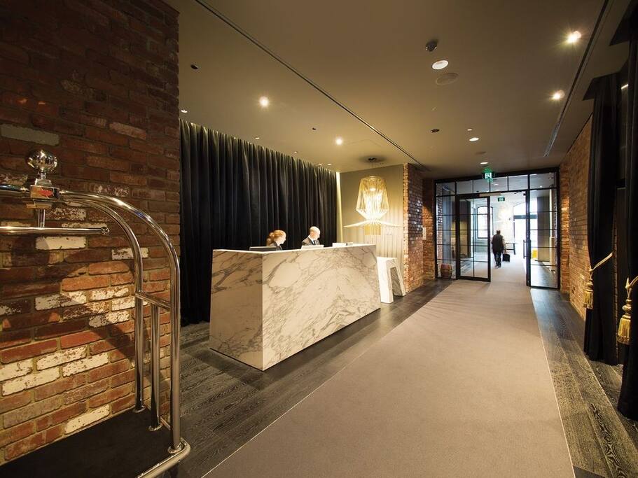 24 hr reception