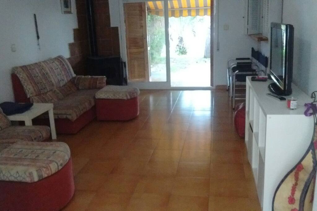 Salón dando al jardín por un lado y por otro s una terraza de acceso a la casa