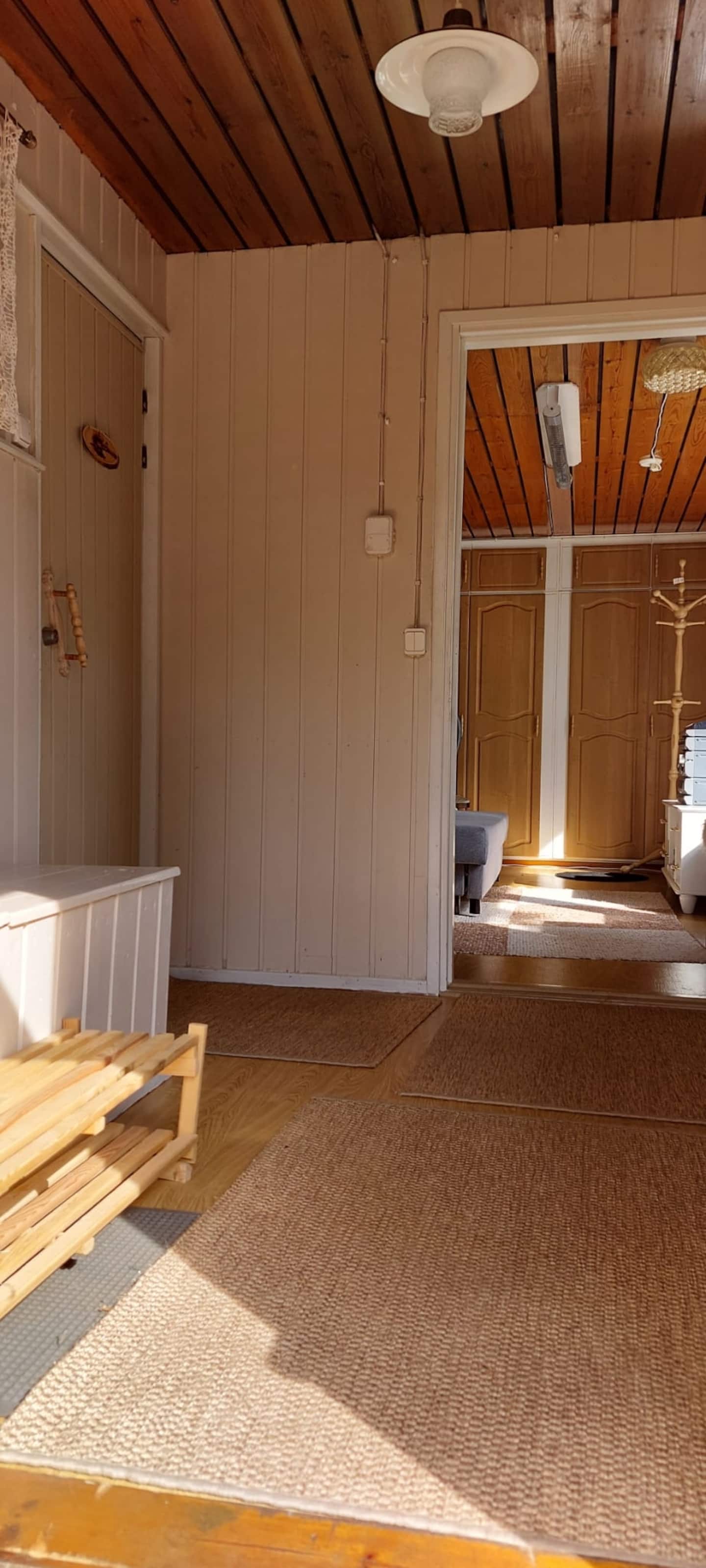 Mummonmökki Meren Rannalla. Cottage By The Sea. 2