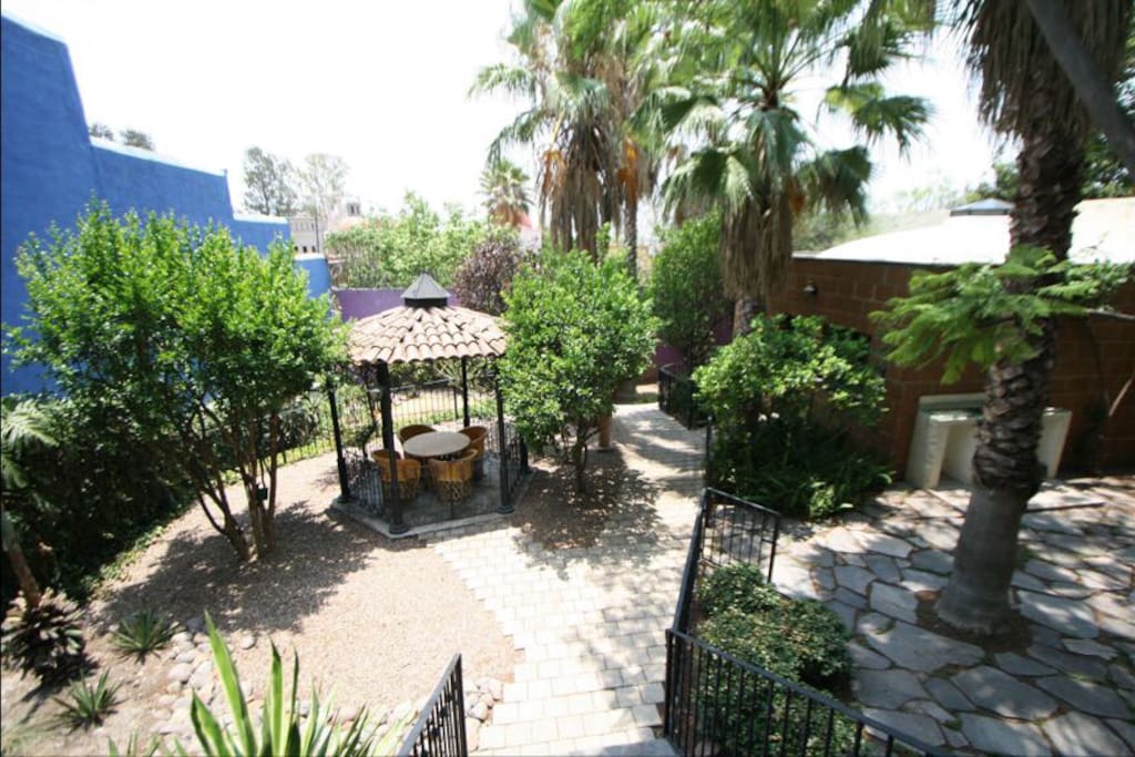 Jardín con árboles frutales , quiosco para reuniones y la casita .