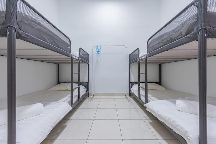 Მეორე საძინებელი ორსართულიანი საწოლით