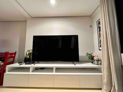 Imóvel de sucesso: Best neighborhood | Comfort | 65” TV | Free garage em Bom Fim