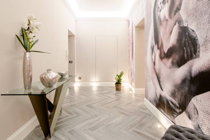 Luxurious Luma Suite Overlooking Via Veneto gallery image 3