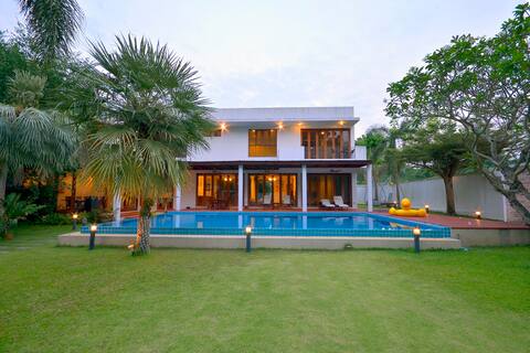 4bdrm Luxury Villa 100m to secluded beach