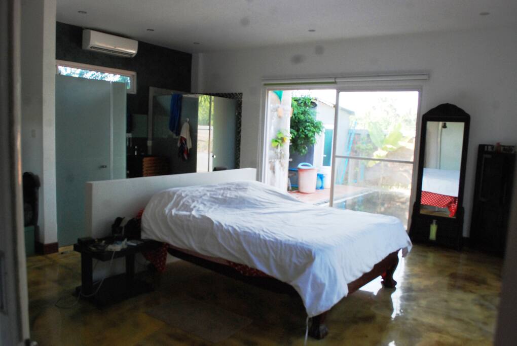 Chambre principale avec accès direct à la piscine et à la terrasse
