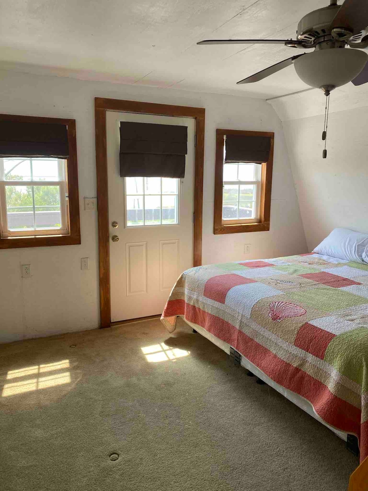 Toleo moja la jinsi chumba 1 cha kulala kinaweza kuwekwa. 