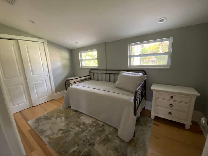 ห้องนอนผู้เข้าพัก (พร้อมเตียงเลื่อนนอนได้ 2 คน)