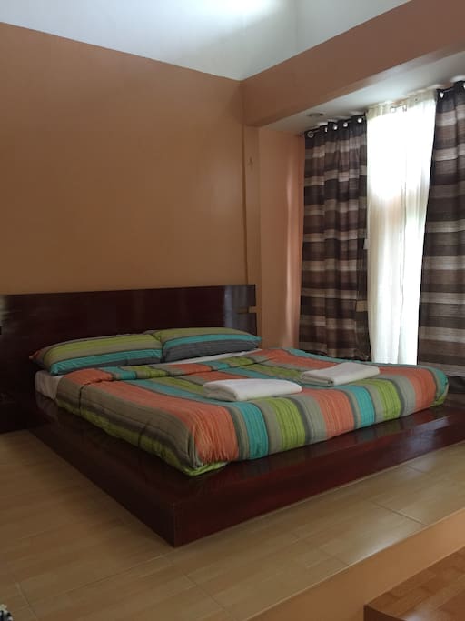 The masters bedroom. Good for 2-3 persons. One queen size bed plus 1 extra single mattress (as needed) With own bathroom ensuite.