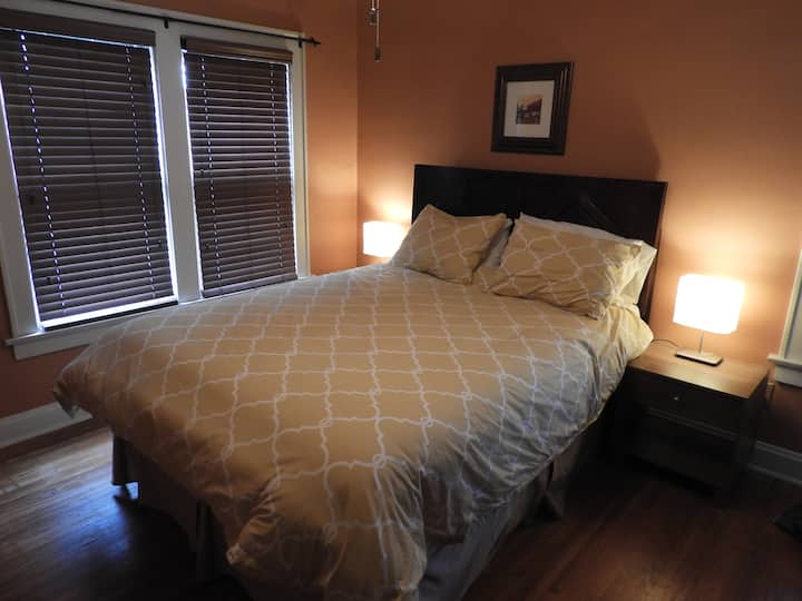 ห้องนอน #1 พร้อมเตียงควีนไซส์ 