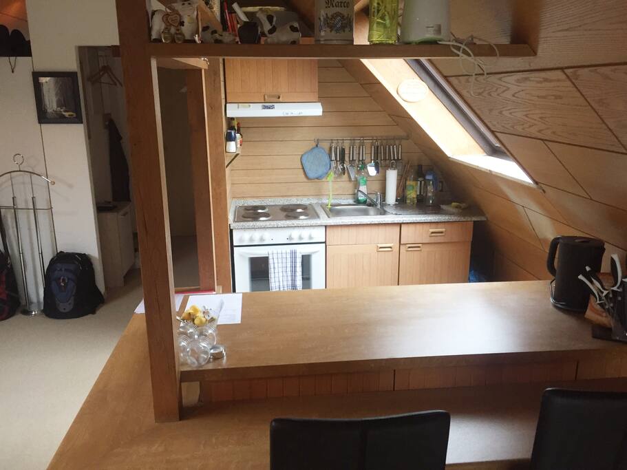 Kochnische mit Herd und Kühlschrank