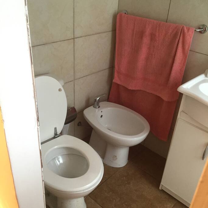 Baño completo con dicha teléfono y mampara